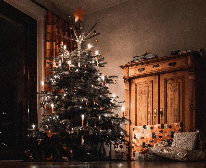 Рождественская елка украшена и зажжена 