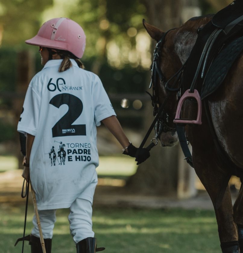 Niña Polista con caballo en Sotogrande