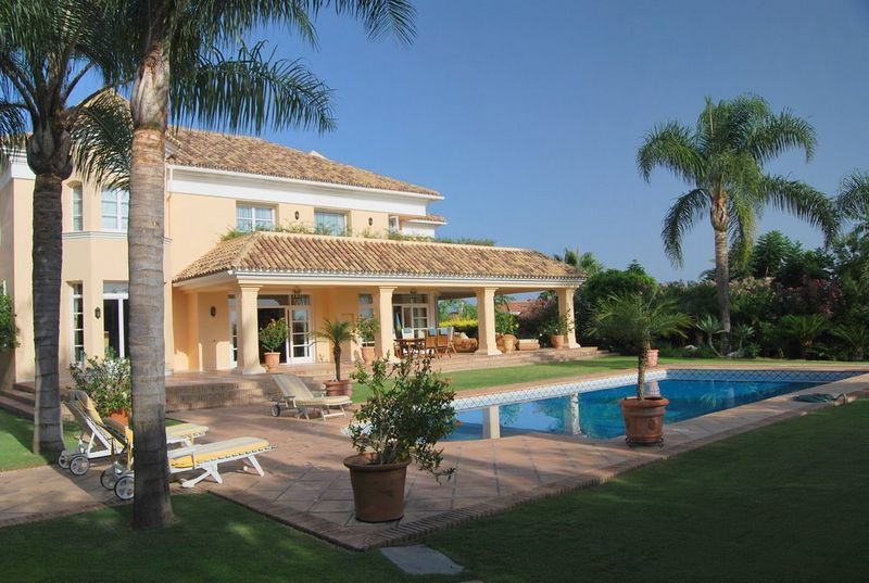 Lujoso y Elegante Chalet en Sierra Blanca, Marbella