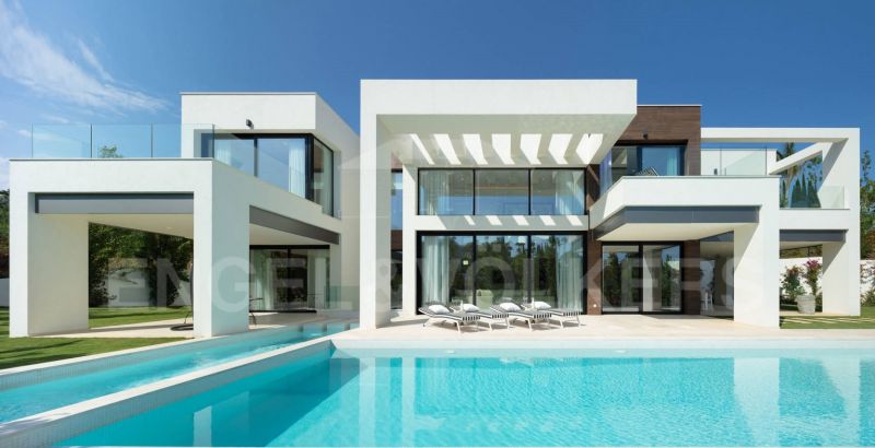 Modern Frontline Golf Villa With Views In los Naranjos Marbella, Nueva ...