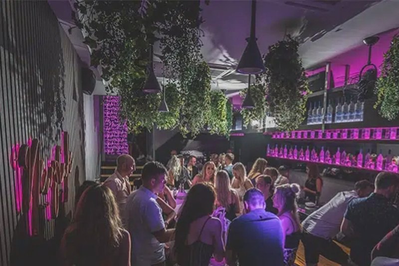 Newscafé Banús: A Trendy Spot for Nightlife