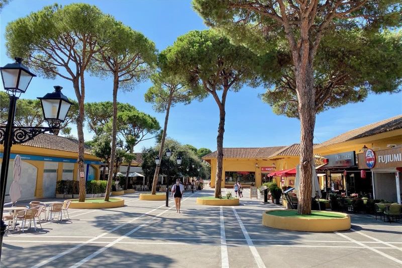 a snap photo of the street in Elviria Town