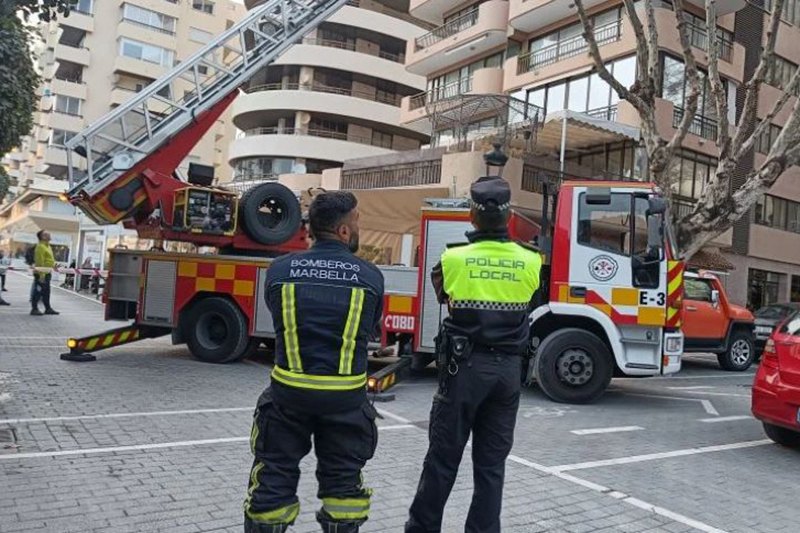 firefighter and policeman on the scene, featured image for the article