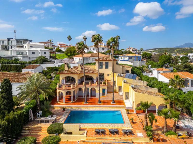 Hus i byn till salu i Estepona