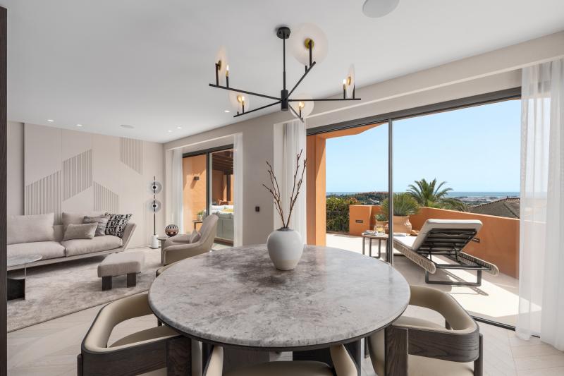 Elegante apartamento de 4 dormitorios en planta baja elevada con vistas panorámicas al mar en Les Belvederes, La Cerquilla, Nueva Andalucía