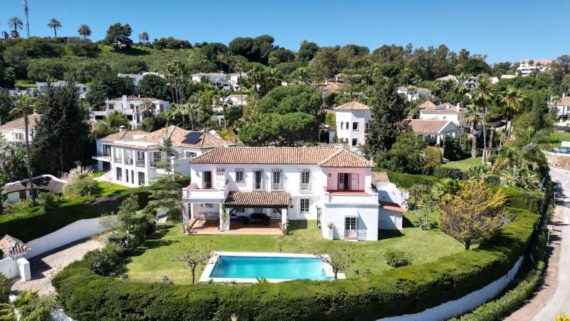 Nueva en el mercado, Exclusiva: Villa independiente en venta en Nueva Andalucía, Marbella – Ubicación privilegiada y vistas al mar