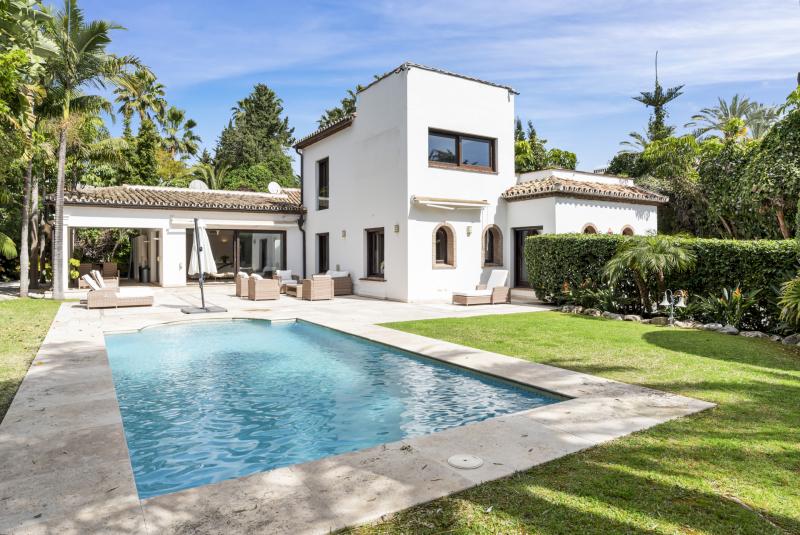 Villa for sale in Nueva Andalucia, Marbella