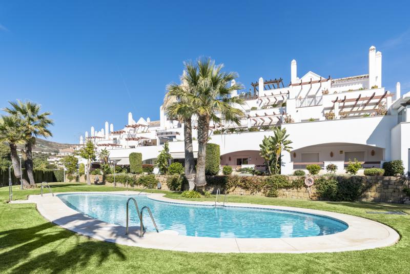 Renovated 3-Bedroom Apartment in Aloha Royal, Nueva Andalucía with Mountain Views