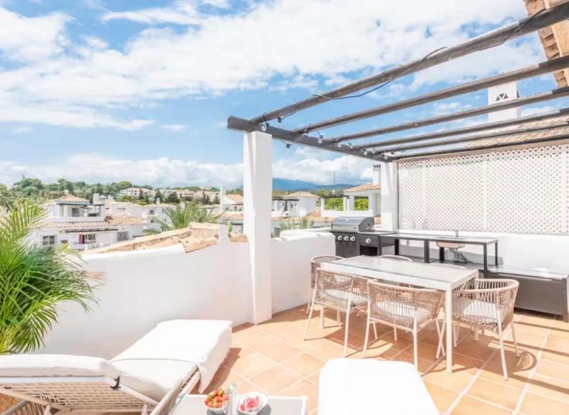 Takvåning till salu i Los Naranjos de Marbella, Nueva Andalucia