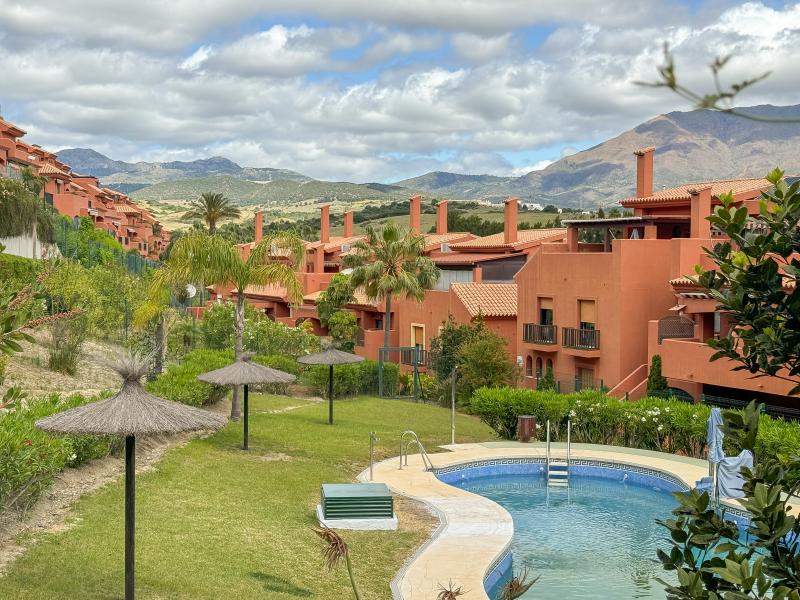 ÁTICO DÚPLEX DE 3 DORMITORIOS CON GRANDES TERRAZAS Y VISTAS PANORAMICAS EN LA ZONA BUENAS NOCHES, ESTEPONA.