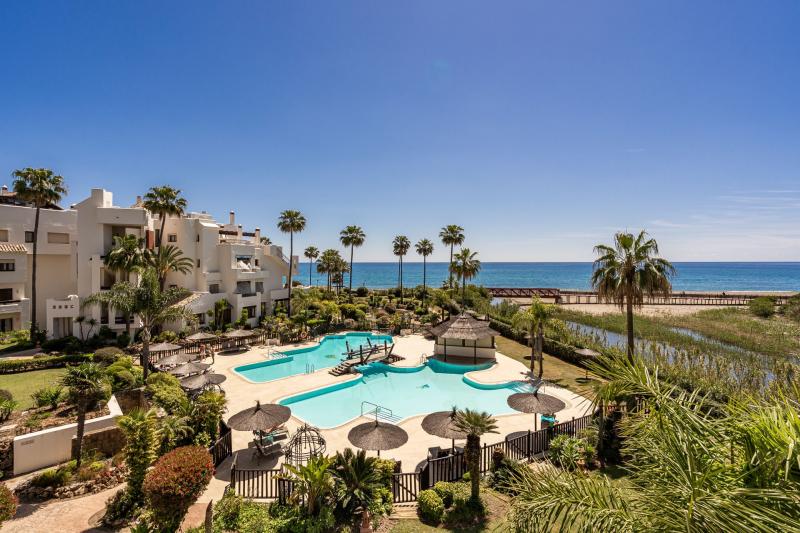 Luxe appartement aan het strand met uitzicht op zee in Estepona