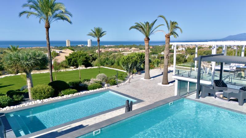 Villa de lujo con vistas al mar y potencial de desarrollo en venta en Elviria, Marbella Este