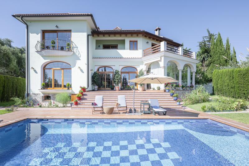 Modern Villa Close to the Beach for Sale in El Rosario, Marbella East