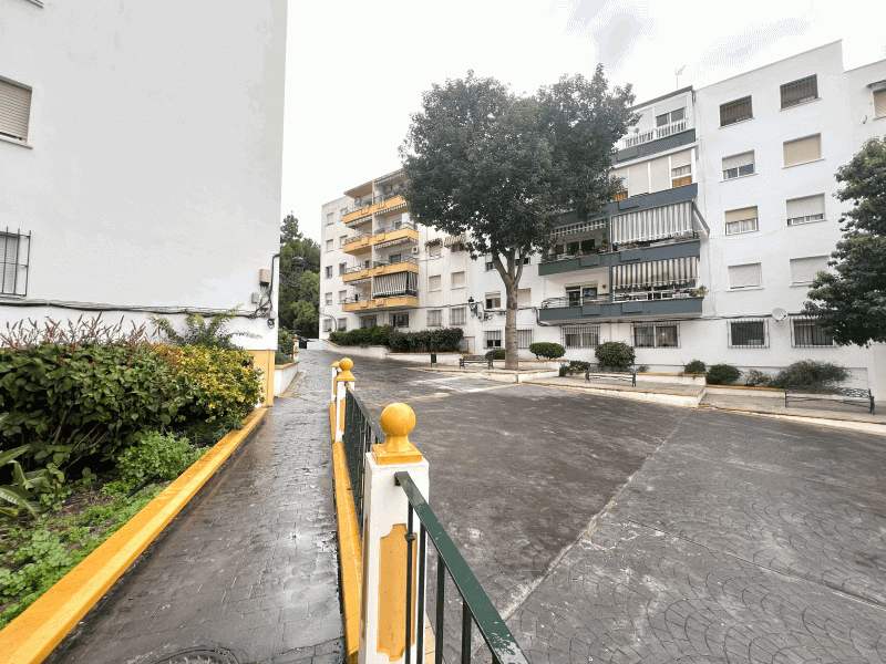 Amplio Apartamento en Planta Baja en el Centro de Estepona – Gran Potencial y Ubicación Inmejorable