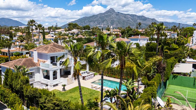 Luxury Six-Bedroom Villa in Nueva Andalucía’s Prestigious Golf Valley