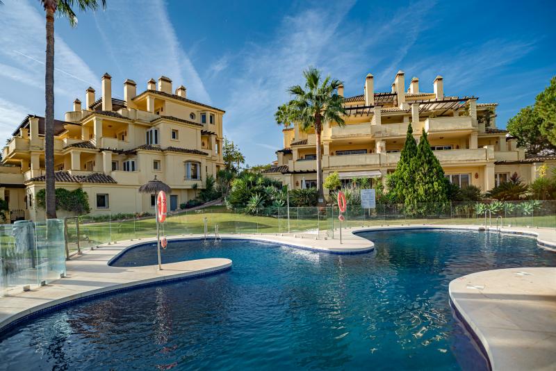 Three bedroom ground floor apartment in the popular Majestic Hills urbanisation within walking distance of the beach in Casares Costa