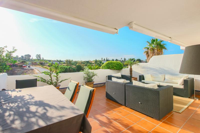 Large three bedroom apartment in the popular Selwo residential district, a short drive from the centre of Estepona, with a large shared swimming pool with all day sunshine.