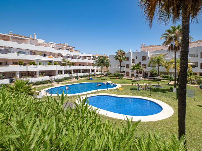 Stor treværelses lejlighed i det populære Selwo boligkvarter, en kort køretur fra centrum af Estepona, med en stor fælles swimmingpool med solskin hele dagen.