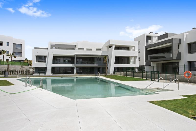 Situado dentro de un nuevo complejo popular en Selwo, que se beneficia de múltiples piscinas, spa y gimnasio, el apartamento está disponible para su ocupación inmediata.