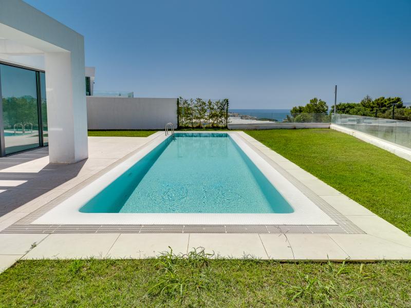 Omfattende, nyopført villa i et prestigefyldt kompleks med super havudsigt og privat swimmingpool.