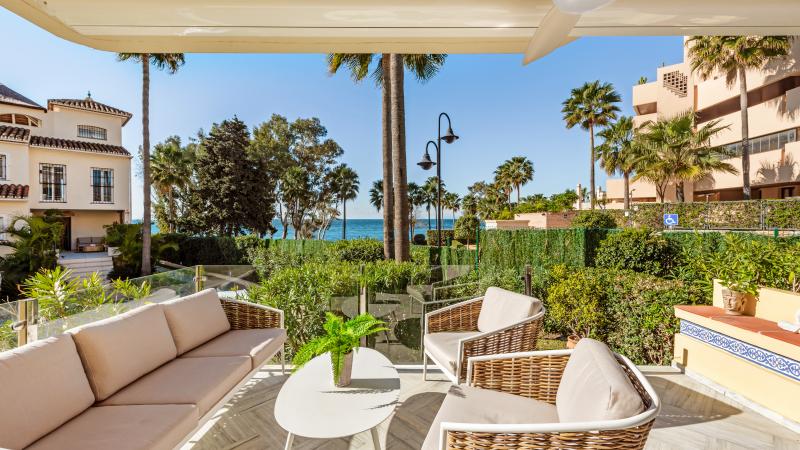 Superbe maison de ville de 3 chambres à vendre dans une communauté de plage de première ligne dans le nouveau Golden Mile d'Estepona.