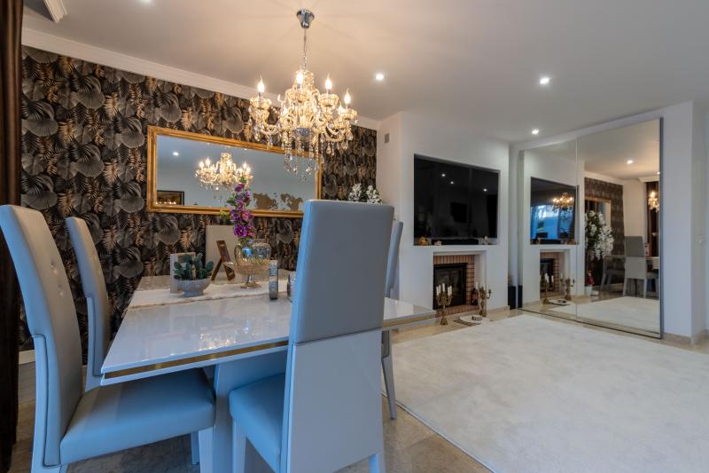 Moderno Adosado Sur-Facing con Acabados Premium – Move-In Ready