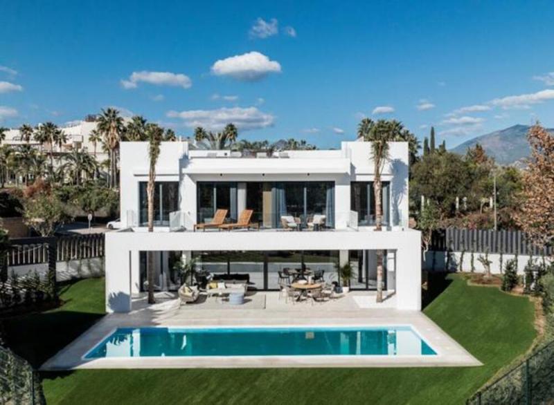 Villa for sale in El Campanario, Estepona East