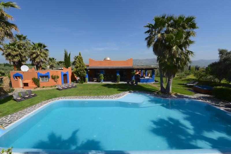 Finca en venta en Alhaurin el Grande - 8 habitaciones más apartamento de invitados - piscina climatizada - vistas impresionantes.