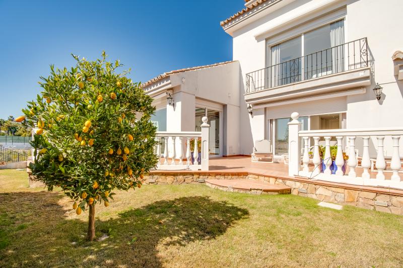 Villa te koop in Los Naranjos Golf, Nueva Andalucia
