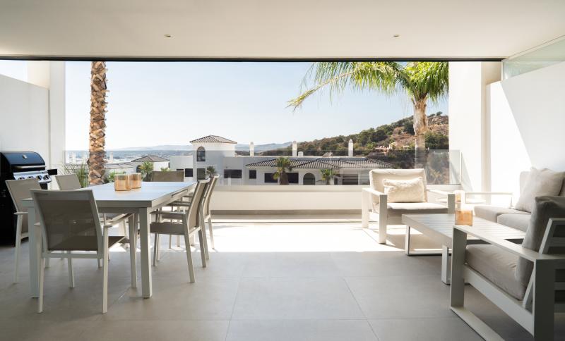 Luxurious Apartment with Panoramic Sea Views in Mirador de Estepona Hills