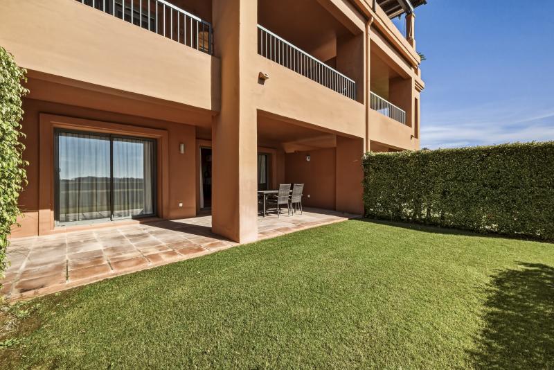 Appartement begane grond te koop in Benatalaya, Estepona Oost