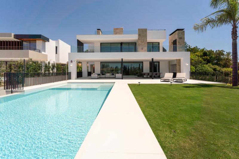 Exklusiv villa med privat pool och trädgård i Nueva Andalucia, Marbella