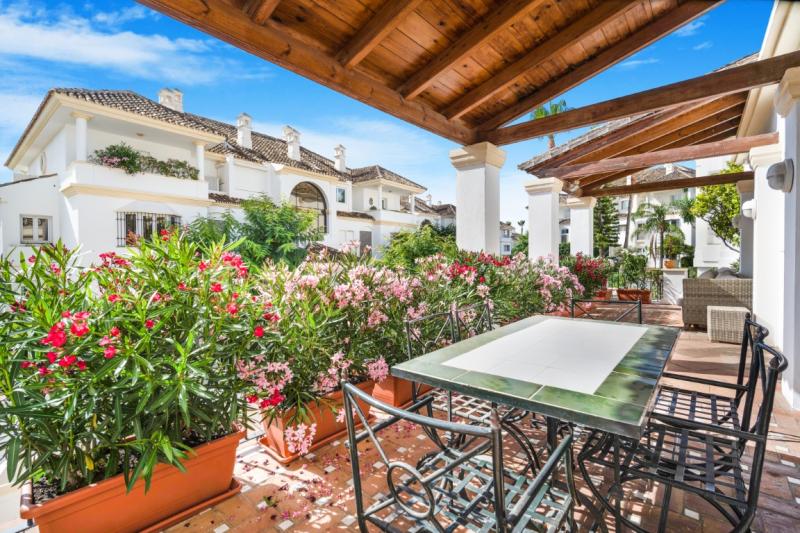 Exklusiv tre sovrum förhöjd bottenvåning lägenhet i den utsökta gated community, Monte Paraíso, på Marbella Golden Mile