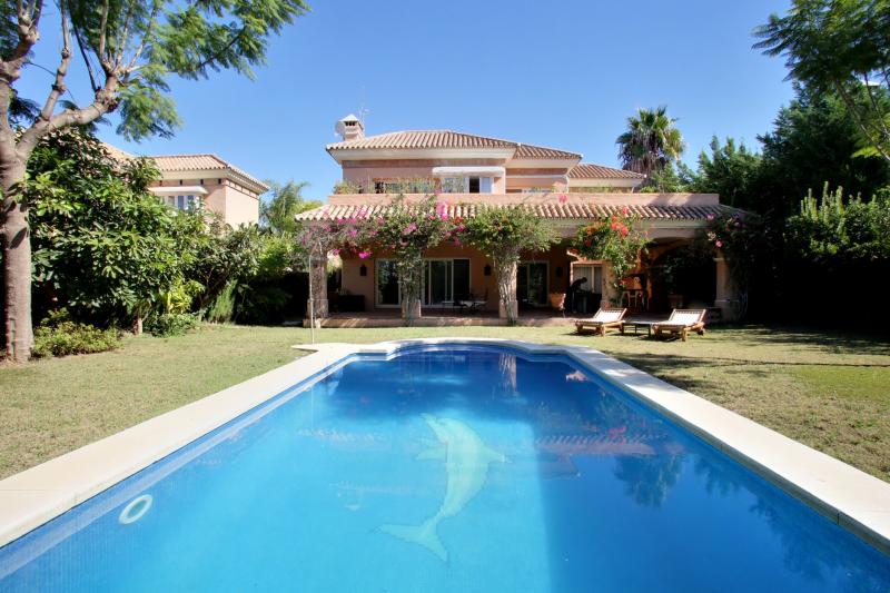 Magnifique villa de 4 chambres à Las Brisas, proche de toutes commodités et de la plage