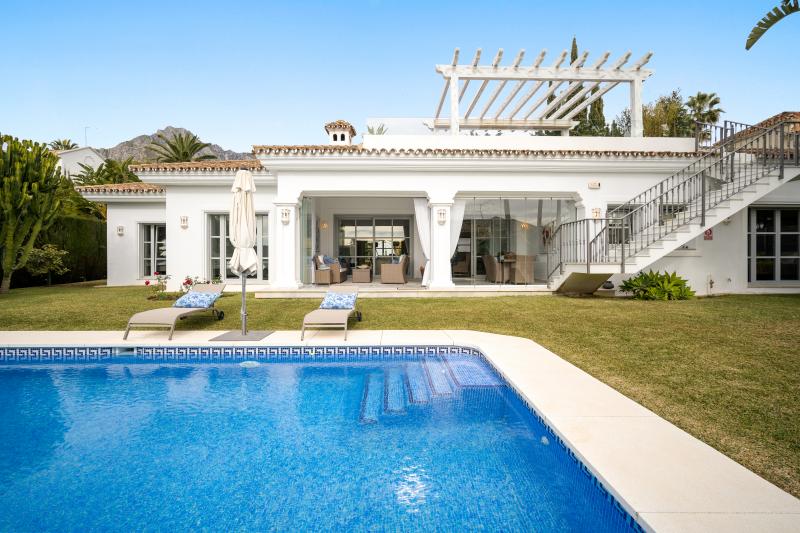 Smuk fire værelses villa beliggende i et af de mest prestigefyldte områder i Marbella, Sierra Blanca