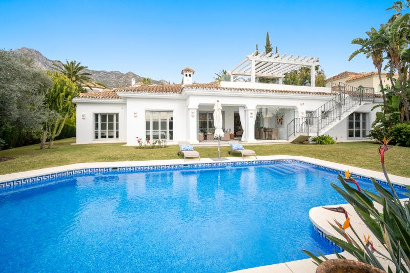 Vacker villa med fyra sovrum belägen i ett av de mest prestigefyllda områdena i Marbella, Sierra Blanca