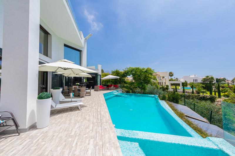 Spectacular five bedroom villa located in front of the exclusive golf course of La Quinta