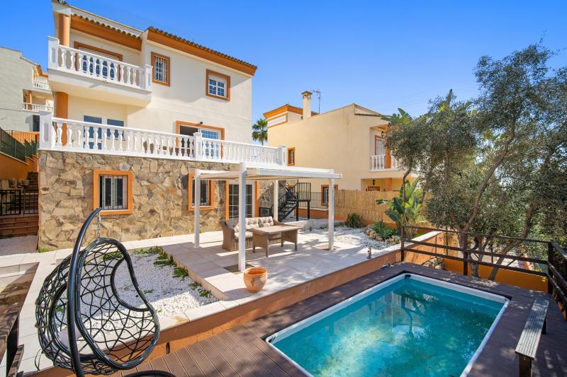 Superbe villa de cinq chambres sud-ouest située dans un quartier résidentiel de Calahonda, à quelques minutes de route de la plage