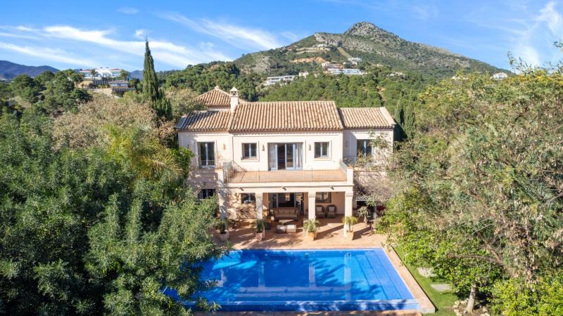Una espectacular villa de cinco dormitorios, orientada al sur, situada en el elegante Marbella Club Golf Resort, con vistas al mar