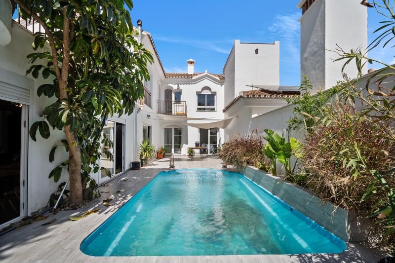 Incroyable 4 chambres, sud-est face maison de ville dans une communauté fermée de Riviera Del Sol, avec piscine privée