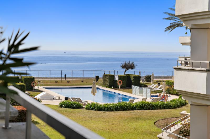 Elegant to værelses, strand lejlighed med havudsigt i Guadalmansa Playa