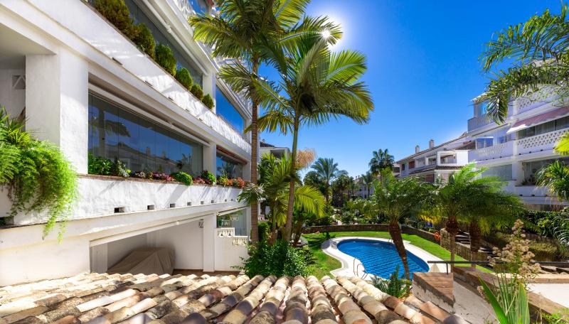 Excellent three bedroom, south facing groundfloor apartment in the beachside urbanisation of Las Canas Beach