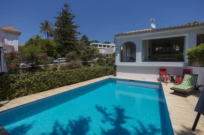 Fantastisk fire værelses sydvestvendt villa, beliggende i en meget stille gade med rigtig god udsigt til havet og bjergene, i El Rosario, Marbella.