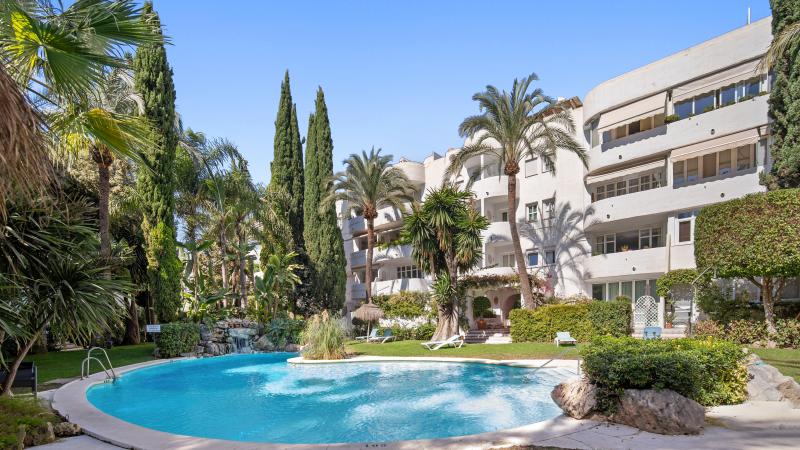 Härlig tre sovrum, lägenhet på bottenvåningen i det välkända och gated community Marbella Real.