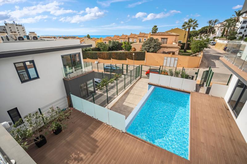 Stunning brand new villa in a fantasic location of Calahonda, Mijas Costa, just a few minutes walk from all local shops, bars, restaurnts, amenties and the beac