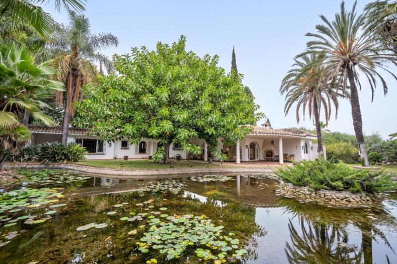 Fantastique villa de style andalou de quatre chambres, orientée plein sud, à Nagueles, Marbella