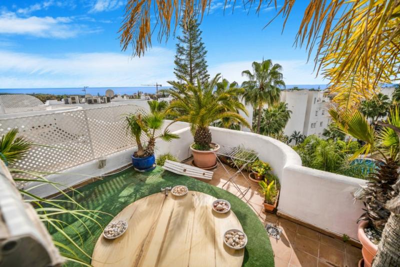 Superb drie slaapkamers, duplex penthouse in de bekende gemeenschap Marbella Real met zeezichten!