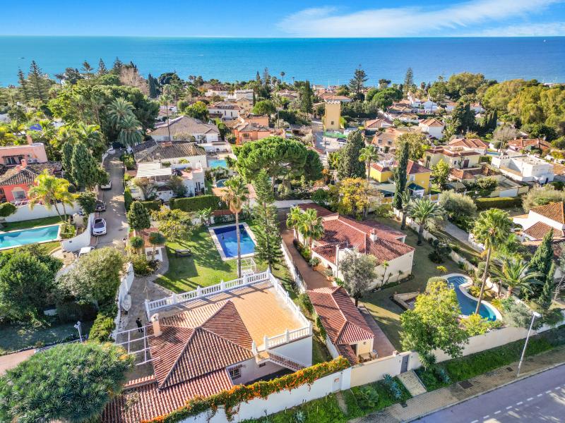 Utrolig investeringsmulighed; en tre + værelses villa beliggende i en stille cul-de-sac i Rio Real; Marbella