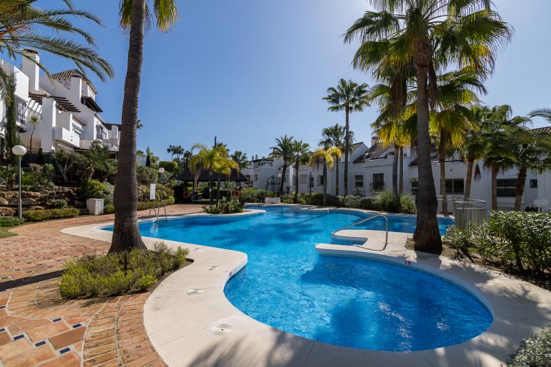 Imponerende fem soveværelse sydvendt byhus i gated fællesskabet Hoteller i nærheden af Marbella Golden Mile