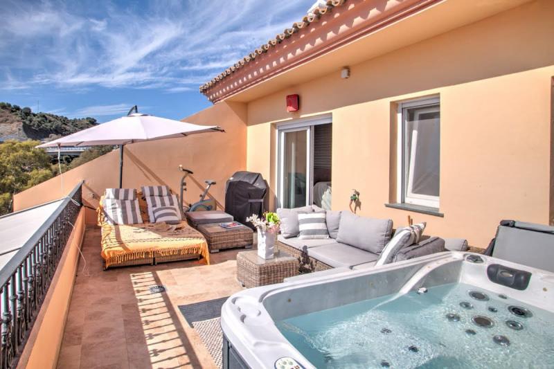 Luxury deux chambres au sud face duplex penthouse avec une vue magnifique sur la mer dans Vista Real, Nueva Andalucia